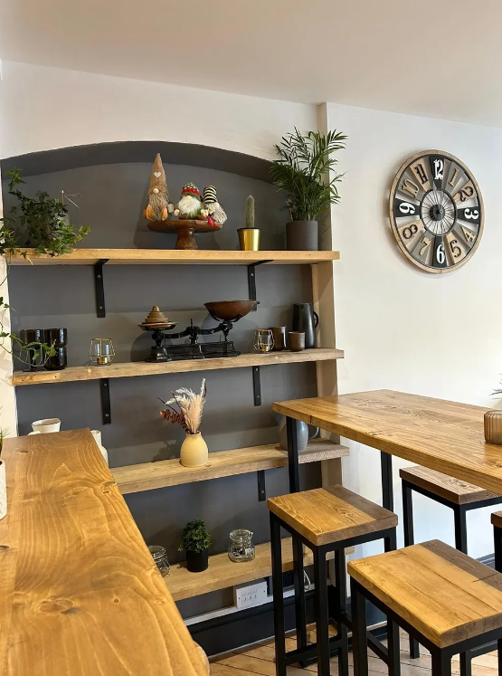 Cozy cafe bar with rustic decor, perfect for meetings and workshops.