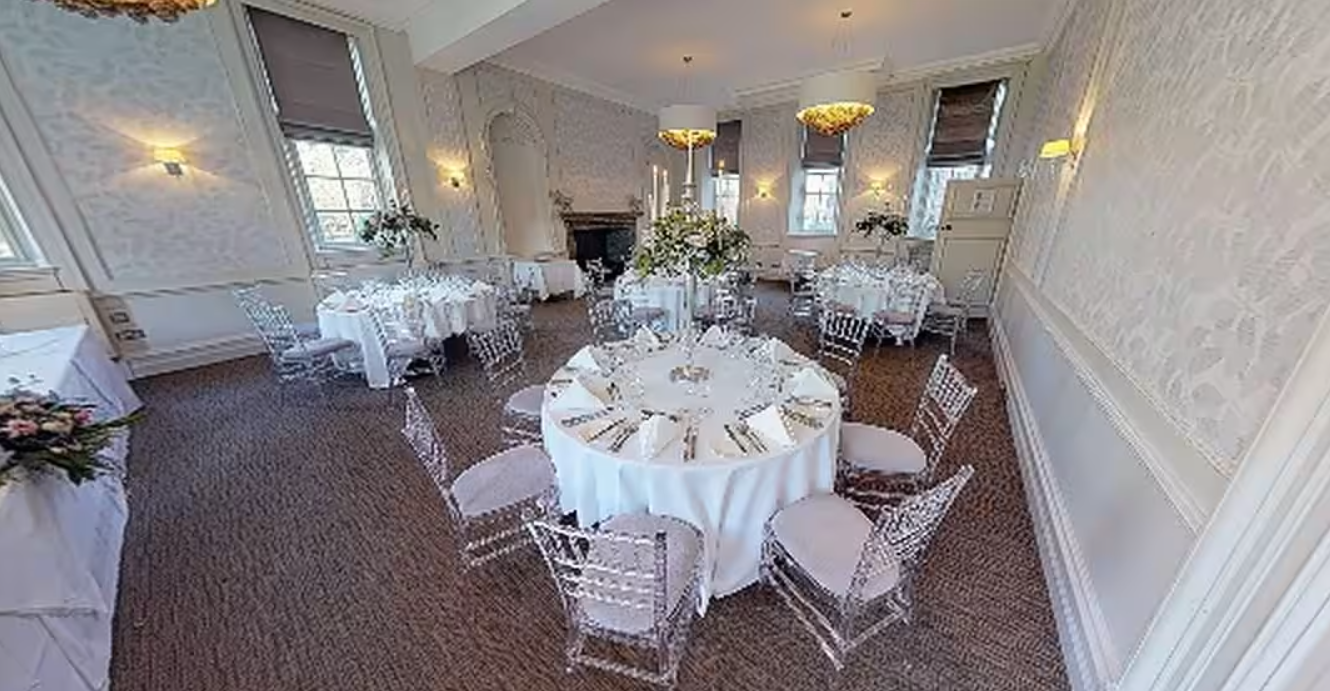 Elegant Garden Suite in Barnet Hill, ideal for sophisticated dinners and galas.