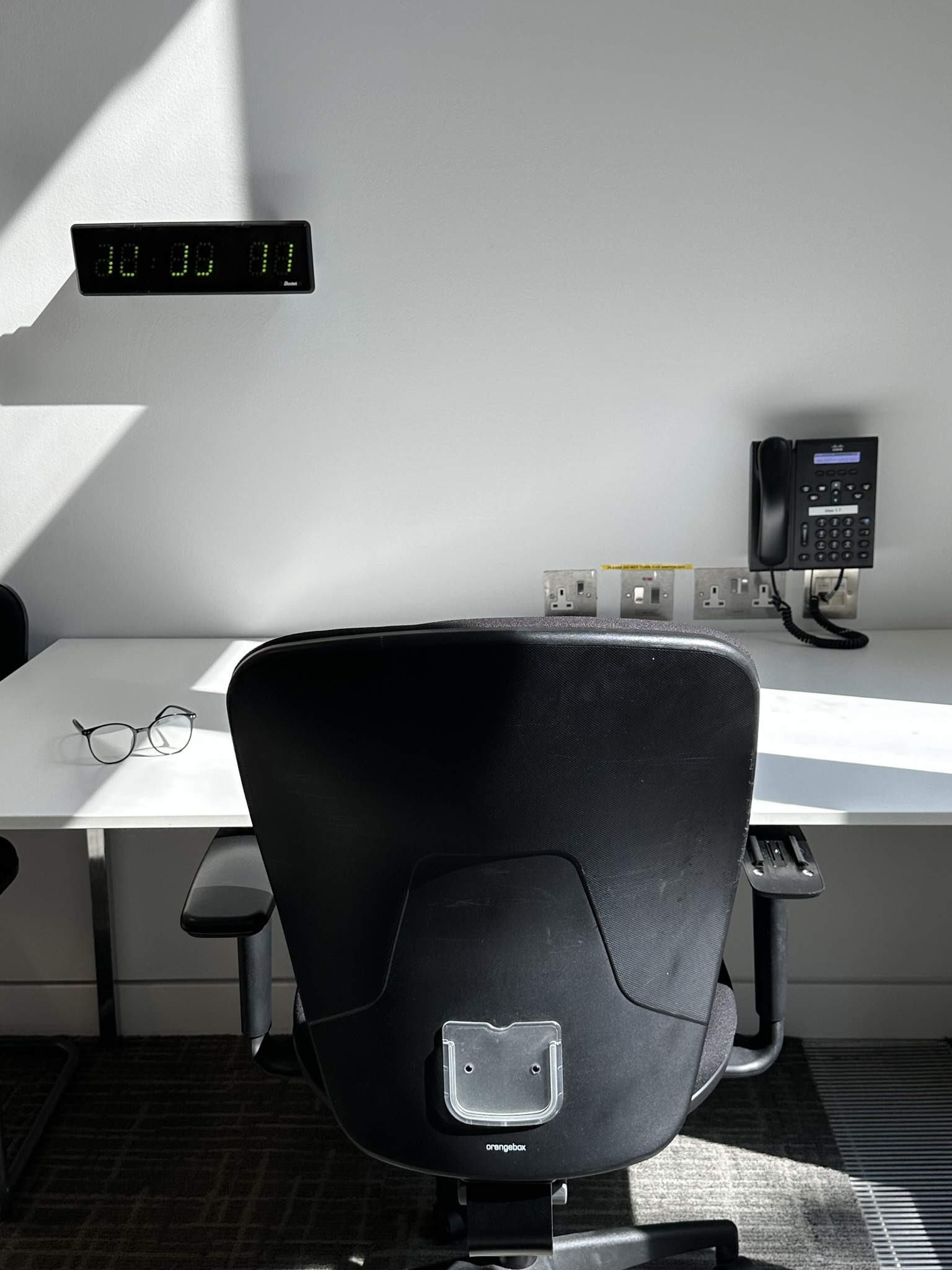 Minimalist workspace at Scenario Assessment Centre, ideal for meetings and brainstorming.