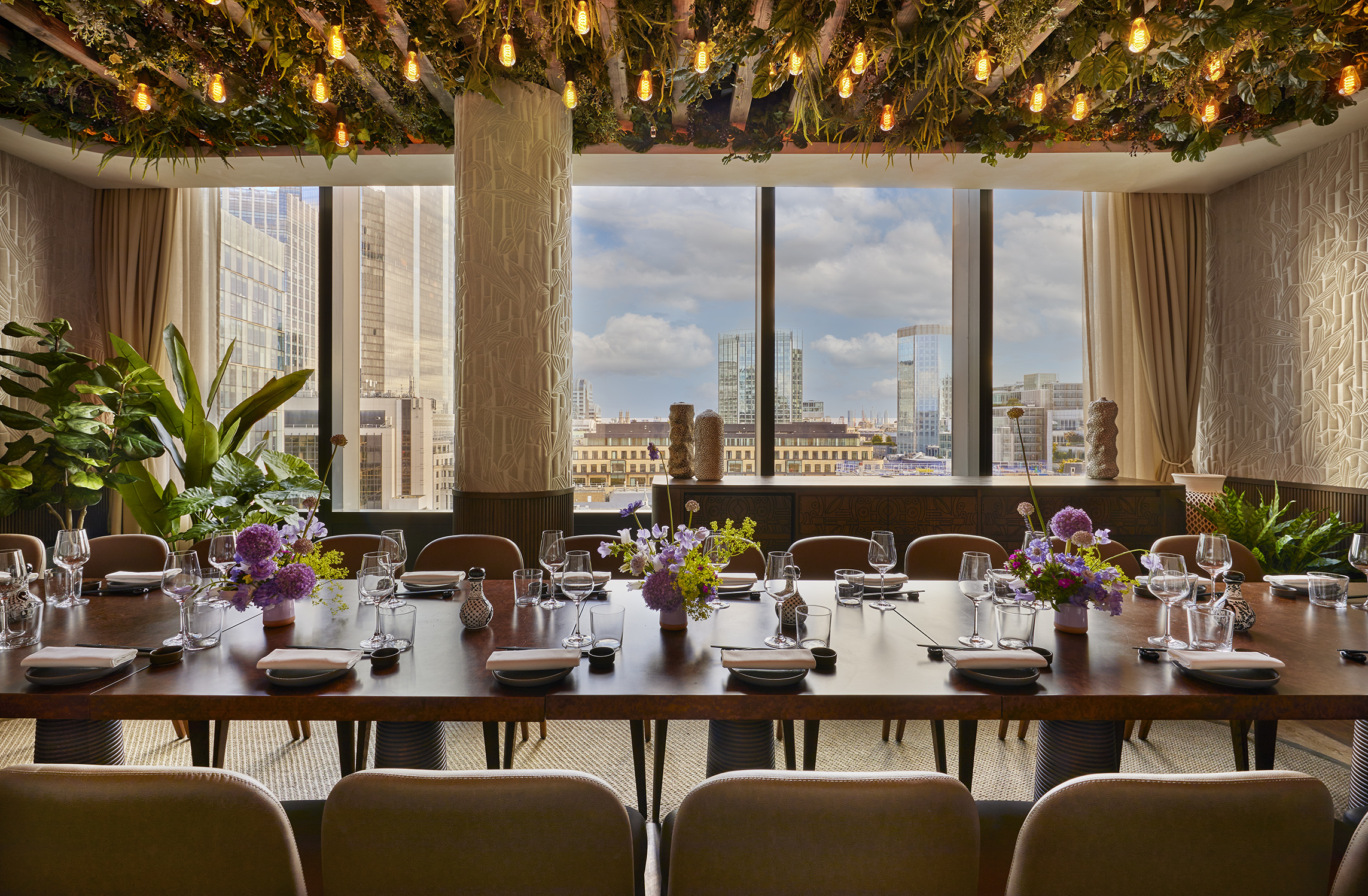 Private dining room in Los Mochis London with city view, ideal for corporate meetings and events.
