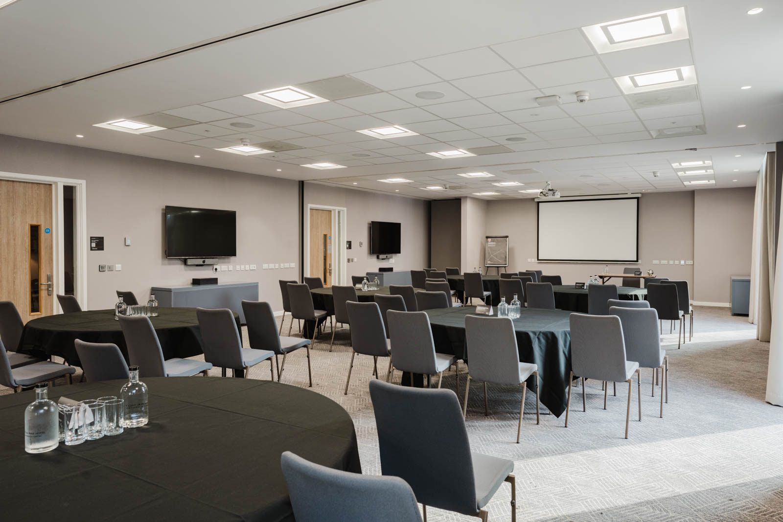 The Writers' Suite - avv4huajyh4.jpg