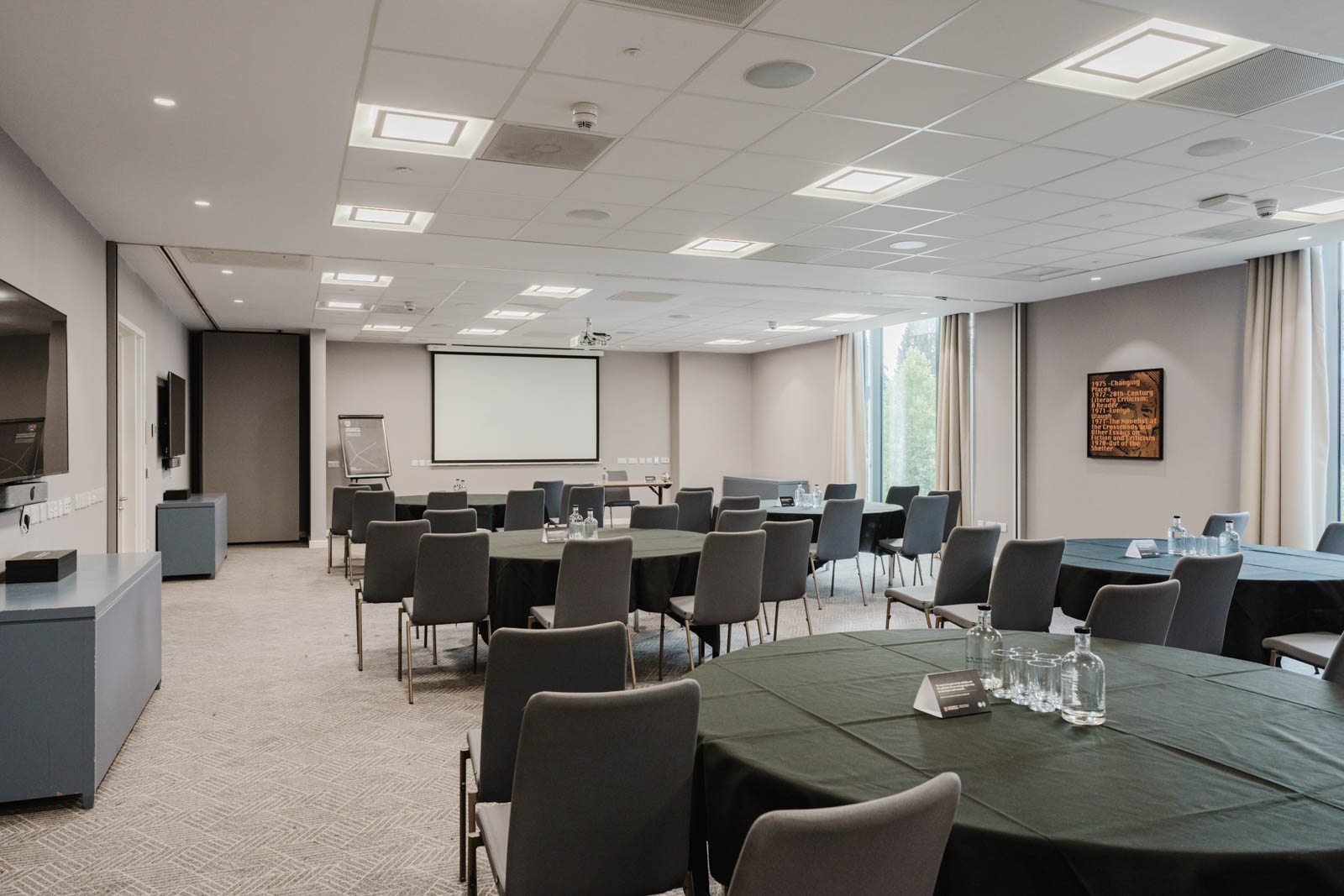 The Writers' Suite - iyjtw40iijo.jpg