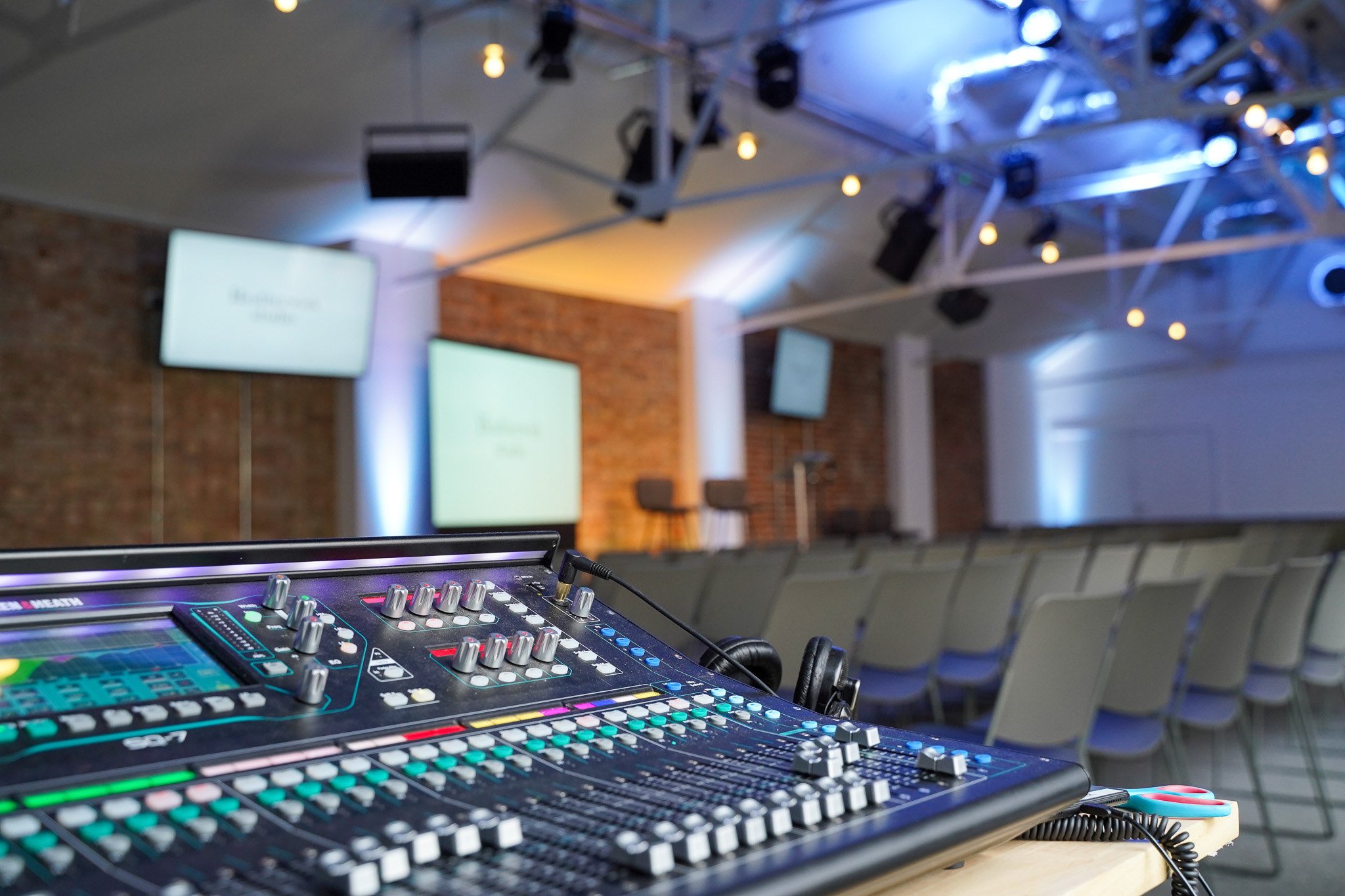 Meeting workshop in King's House with sound console, ideal for conferences and seminars.