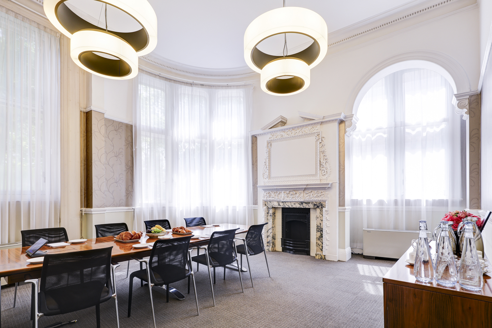 Elegant meeting room in Dubai with natural light, perfect for professional gatherings.