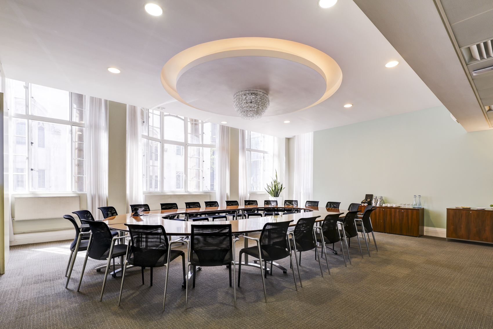 Modern conference room in Brussels with circular table, ideal for meetings and events.