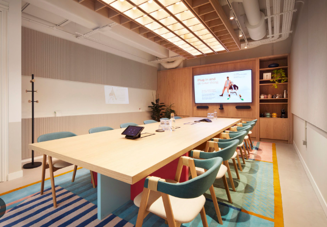 Modern meeting room with tech-equipped table for productive team sessions in Fora 22.