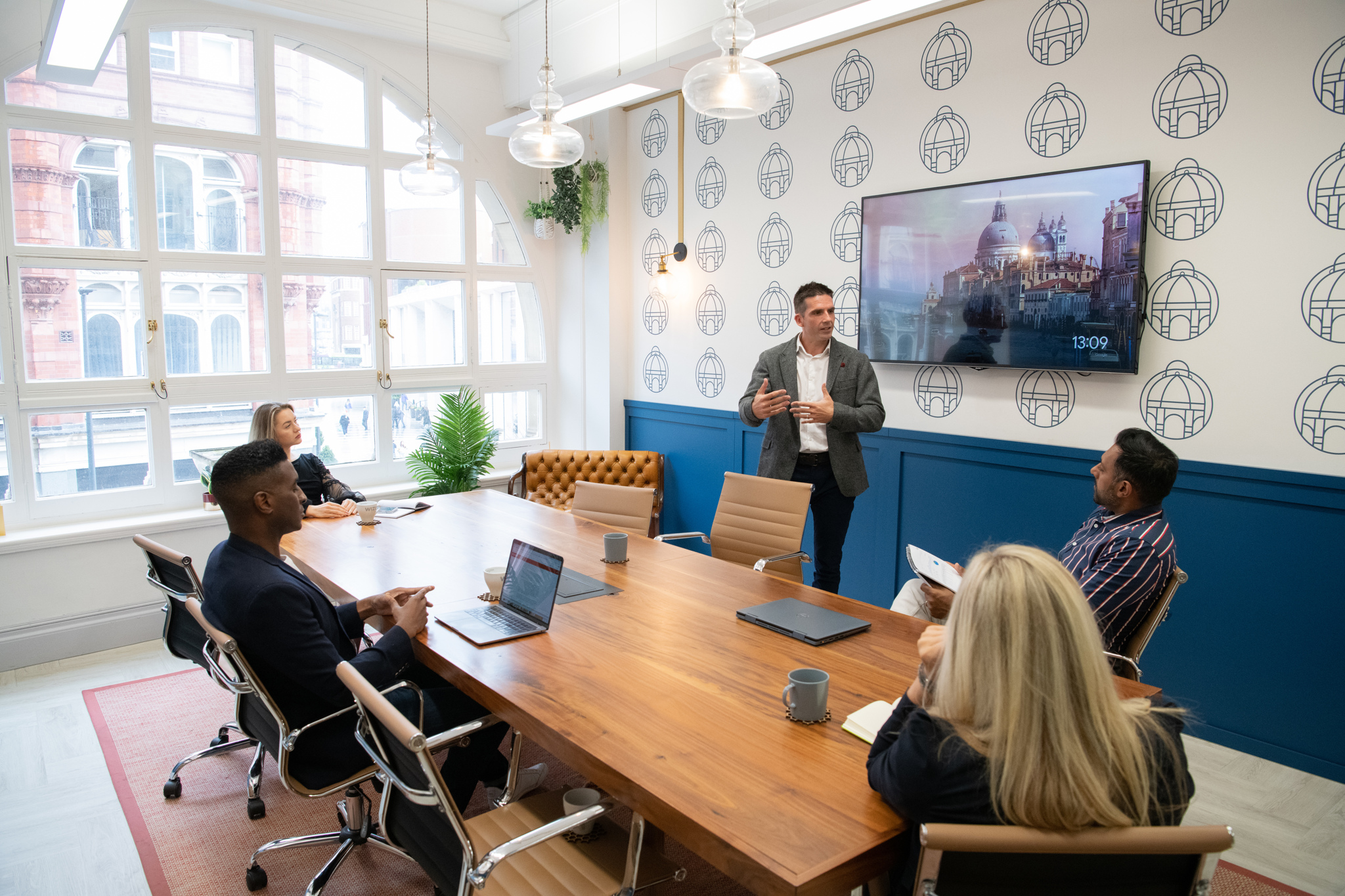 Modern meeting room in Victoria Suite, Wizu Workspace, ideal for presentations and collaboration.
