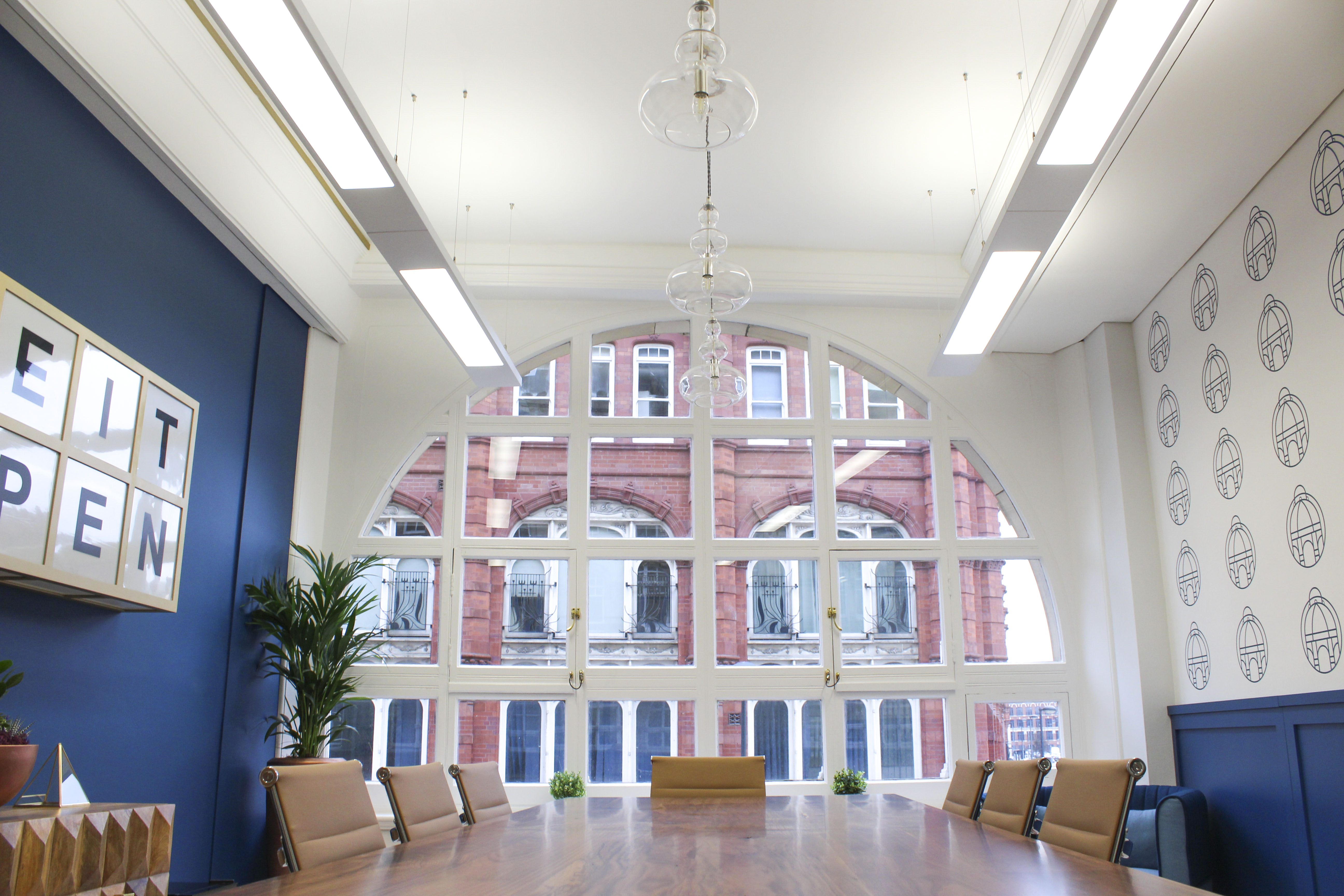 Modern meeting room in Victoria Suite, Wizu Workspace, ideal for collaboration and events.