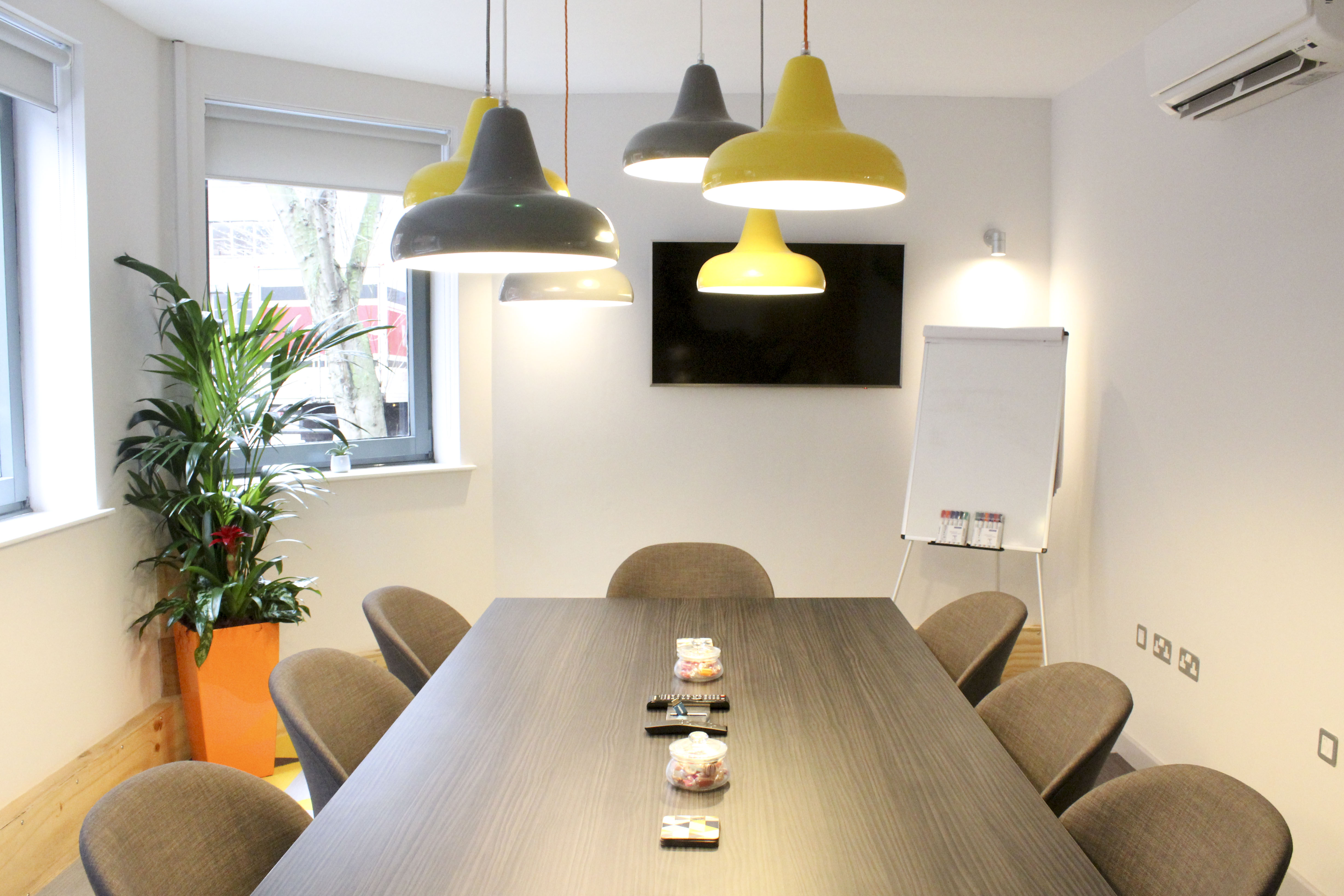 Modern meeting room with large table, ideal for collaborative events and presentations.