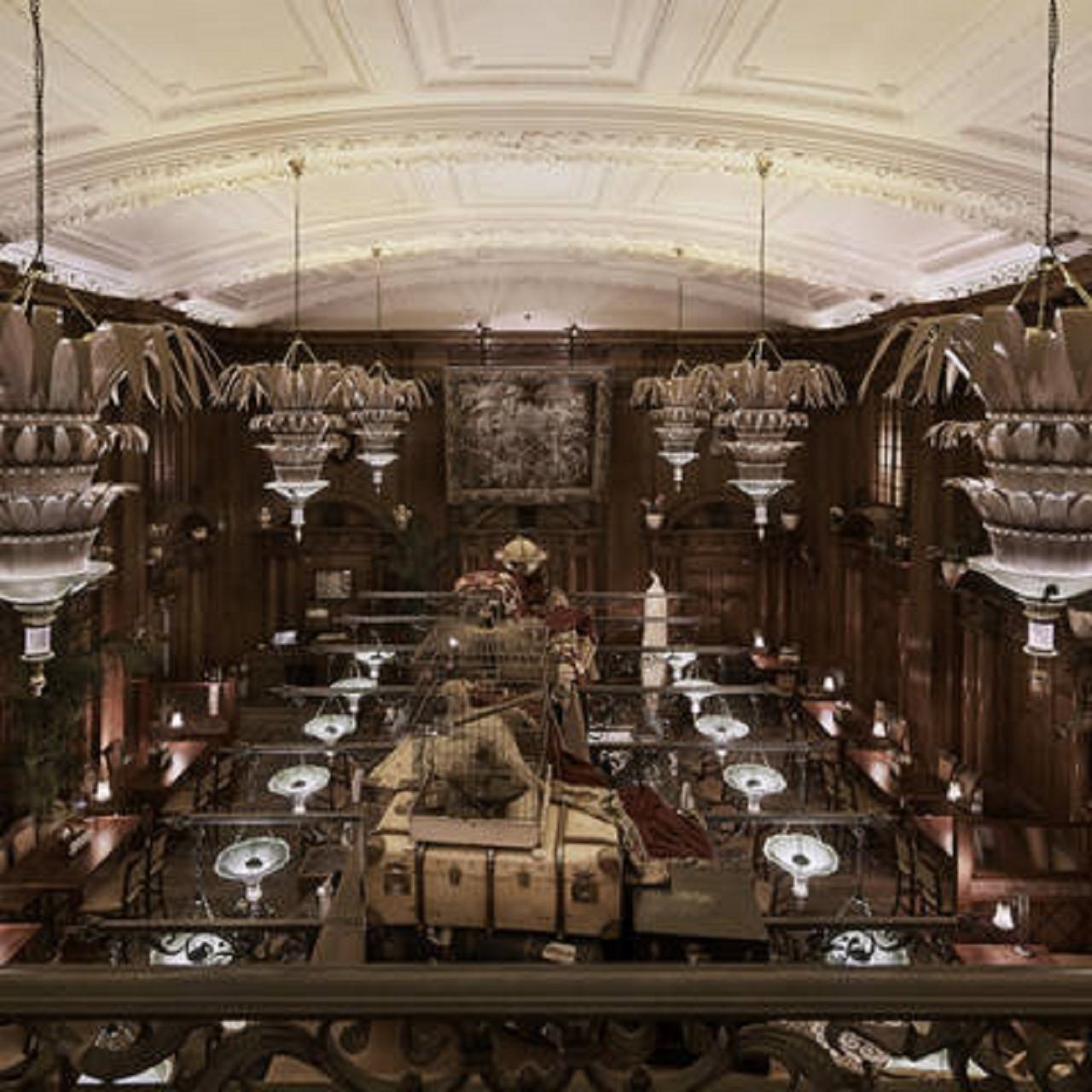 Live music bar with elegant wooden paneling, ideal for corporate events and receptions.