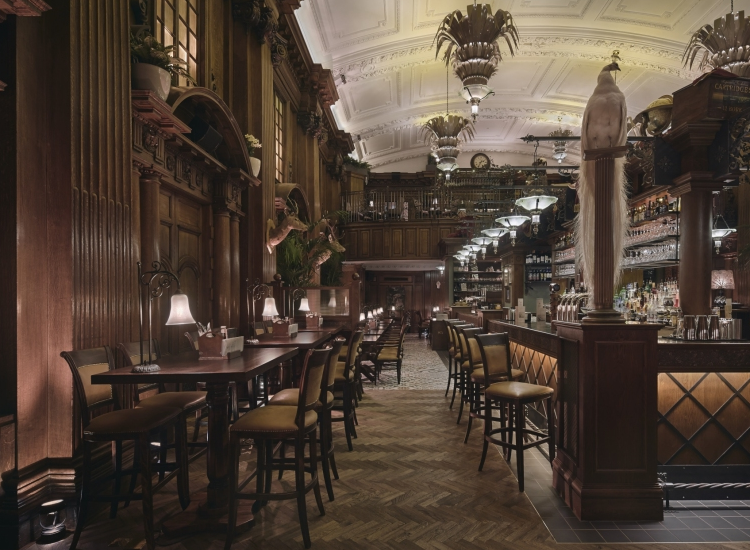 Live music bar with elegant decor, ideal for networking events and gatherings.