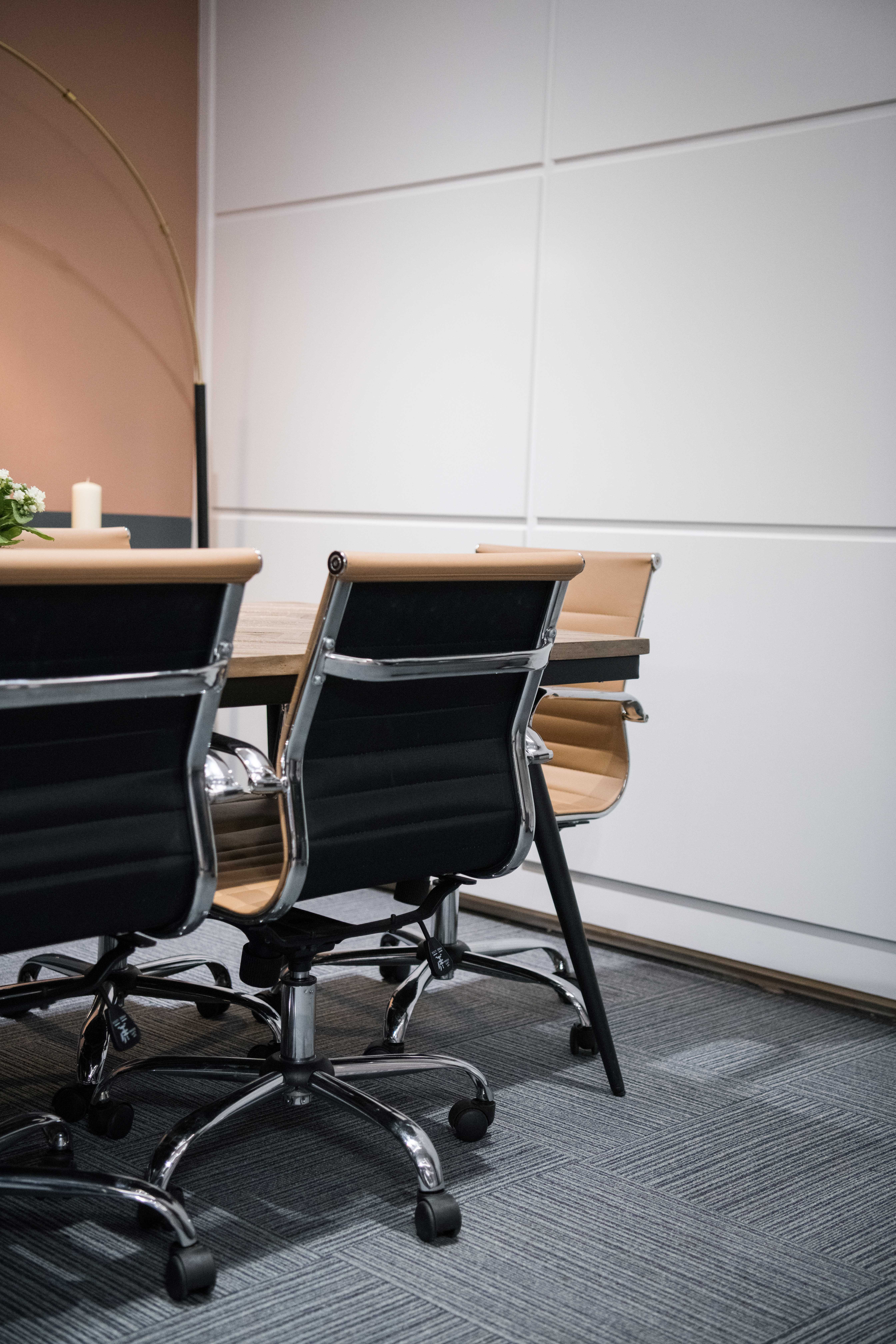 Modern meeting space with ergonomic chairs in Peach Suite, Wizu Workspace - Park Court.