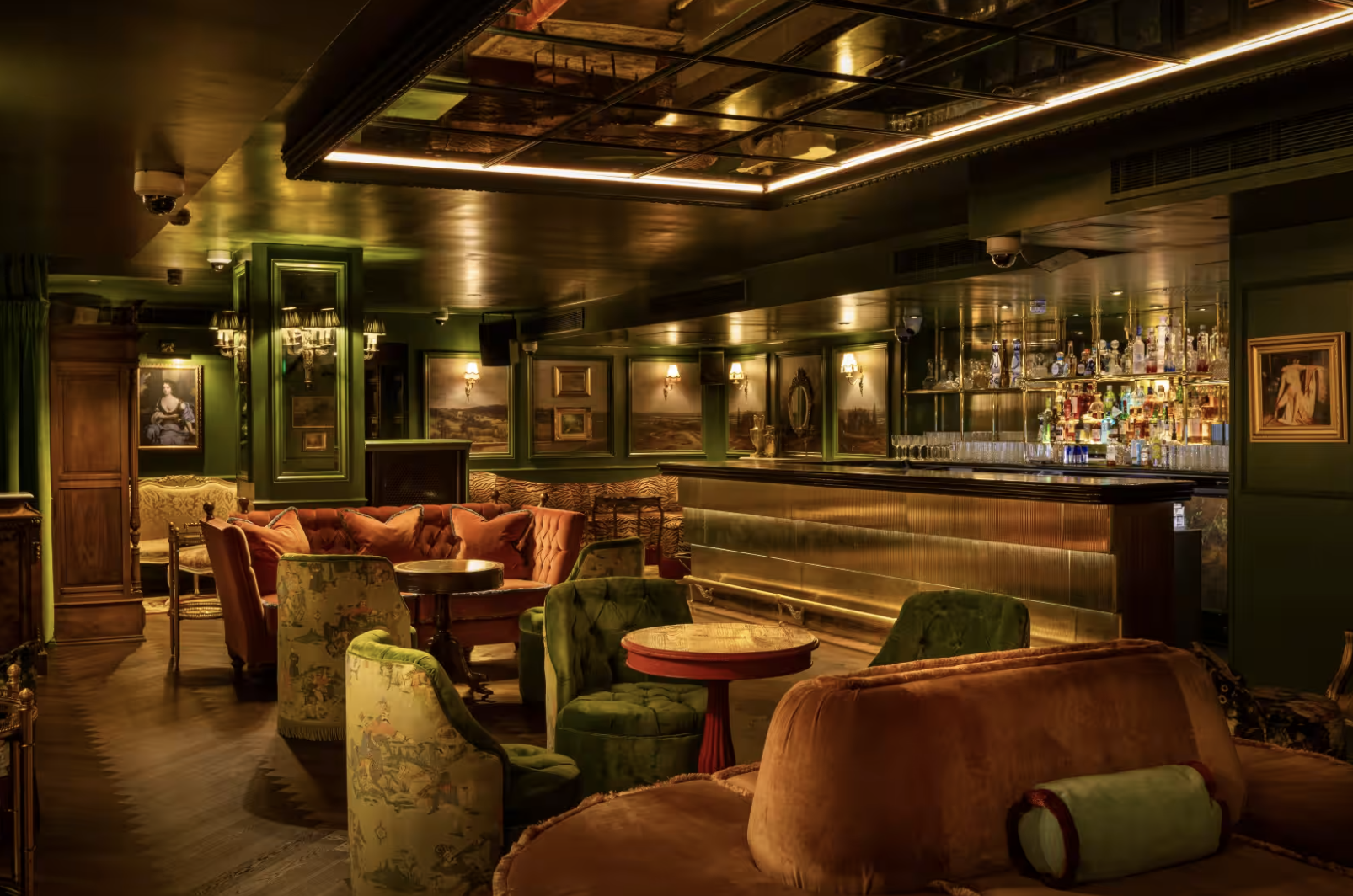 Sophisticated lounge venue with plush seating for intimate gatherings and cocktail receptions.