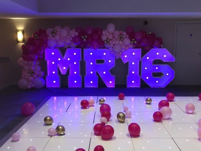 Banquet hall at DoubleTree London with "MR 16" letters for a sweet sixteen celebration.