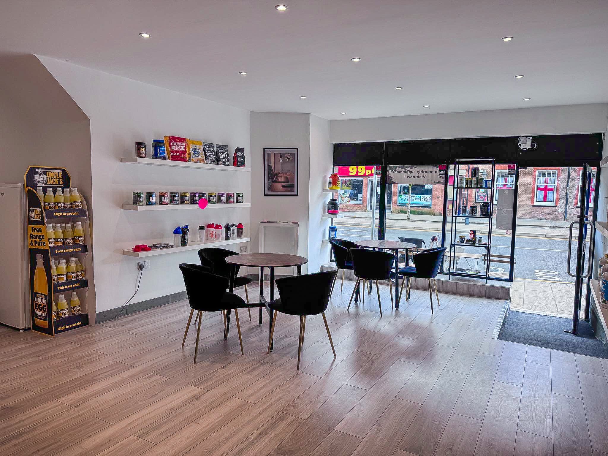 Modern meeting space with bright lighting, ideal for workshops and casual gatherings.