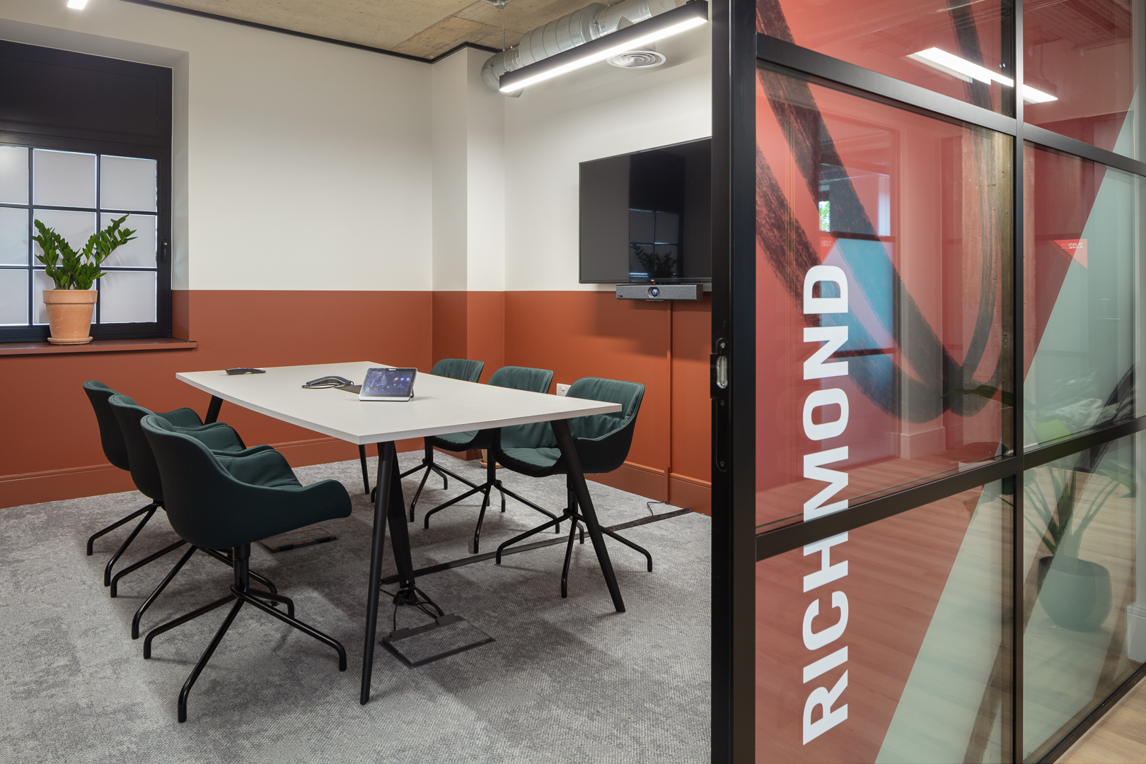 Modern meeting room with sleek table, ideal for collaboration and presentations.