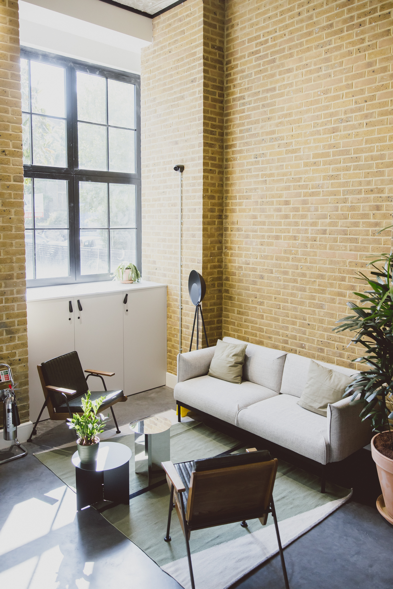 Modern meeting room with cozy sofa, ideal for brainstorming sessions and discussions.