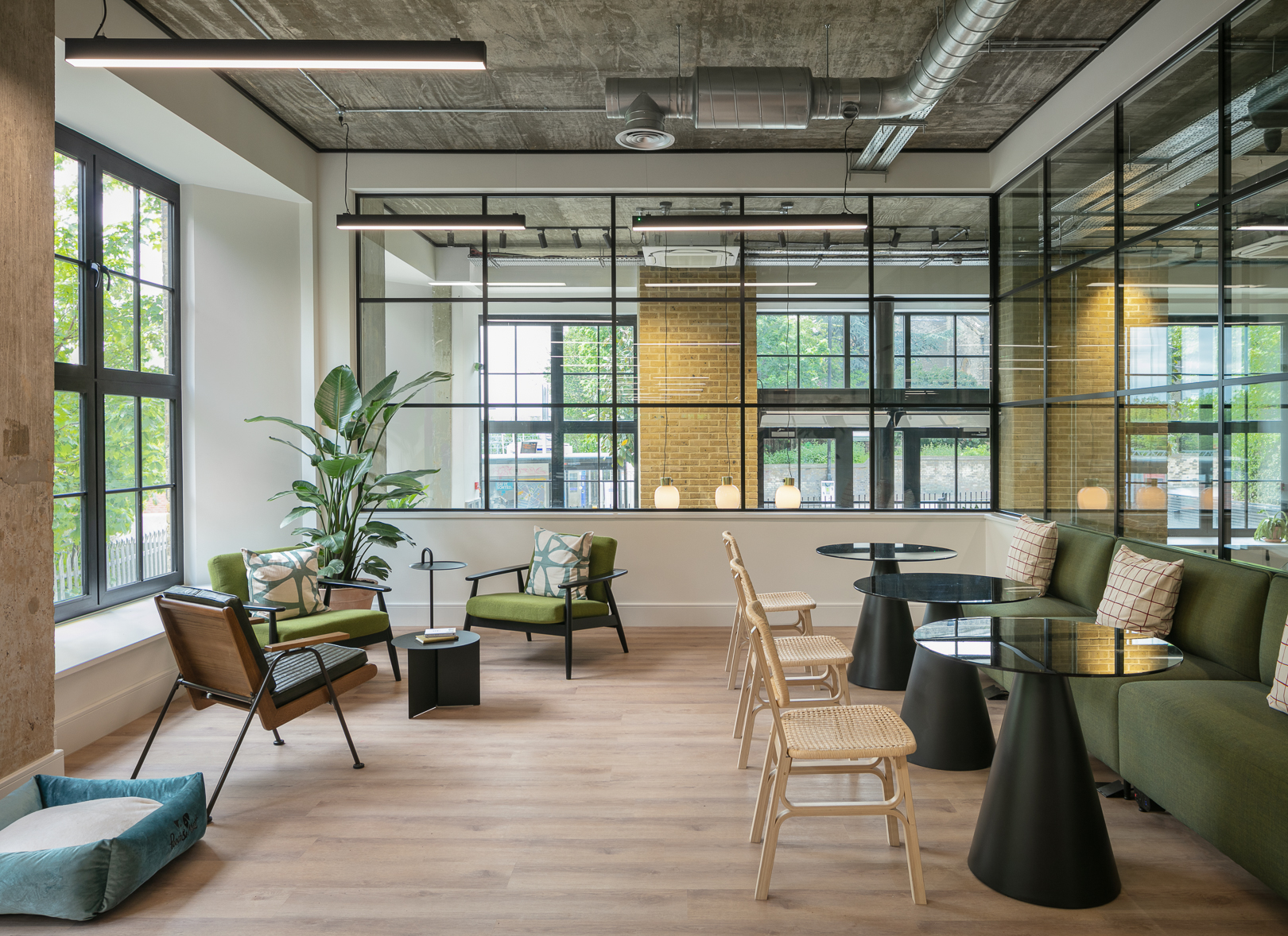 Modern collaboration room with natural light, ideal for meetings and brainstorming sessions.