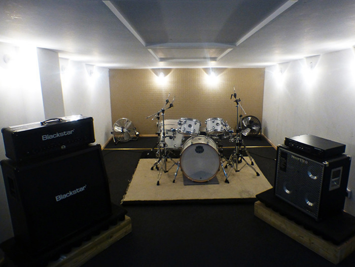 Recording studio in K-Town with professional drum set, ideal for music events and rehearsals.