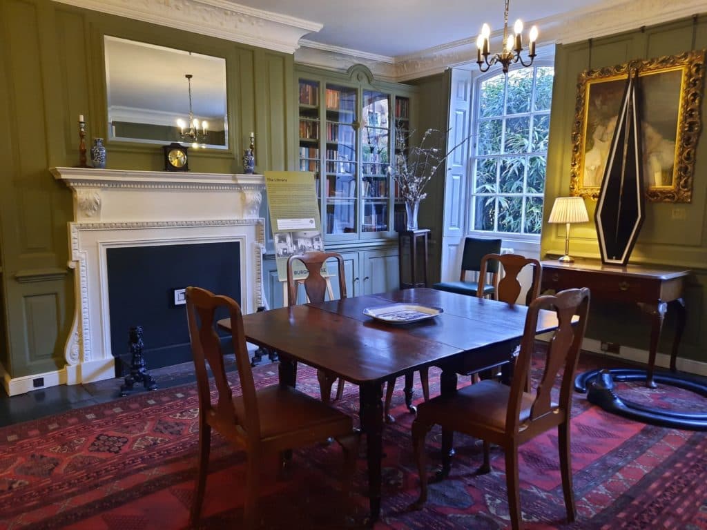 Library in Burgh House: elegant wooden table, ideal for workshops and meetings.