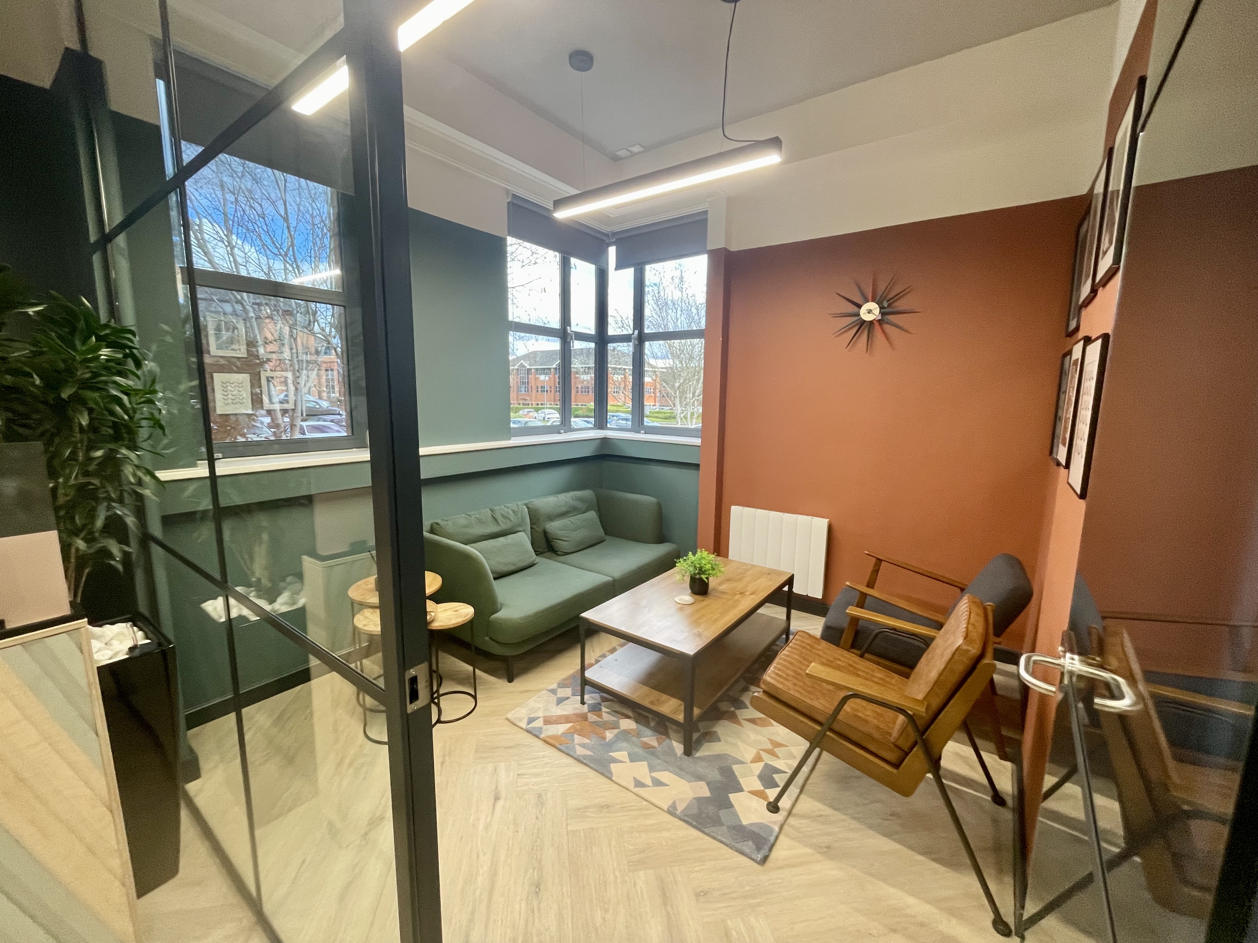 Stylish meeting space with natural light for informal gatherings in Wizu Workspace.