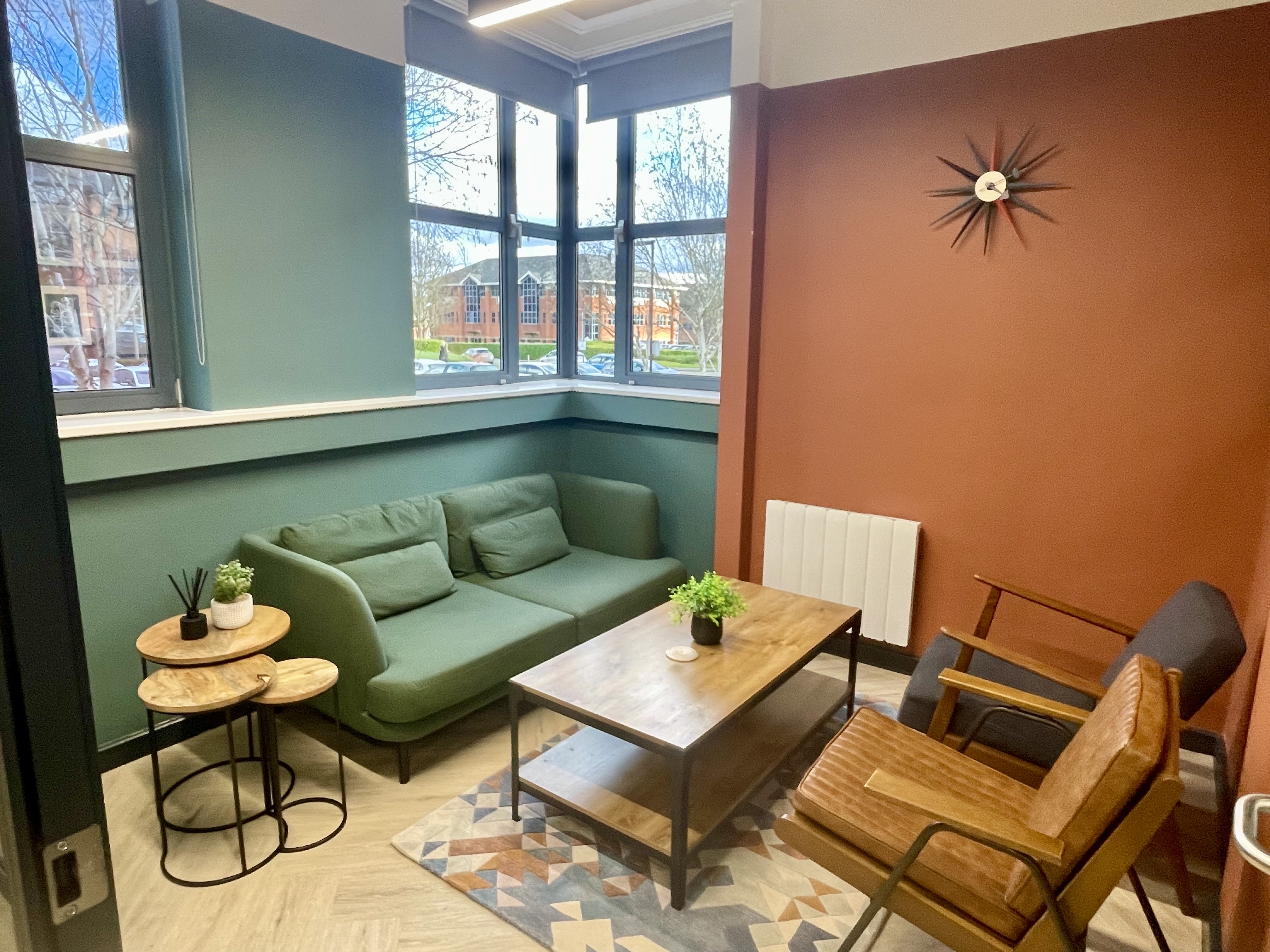 Cozy Richmond Snug meeting space with natural light for informal gatherings and brainstorming.