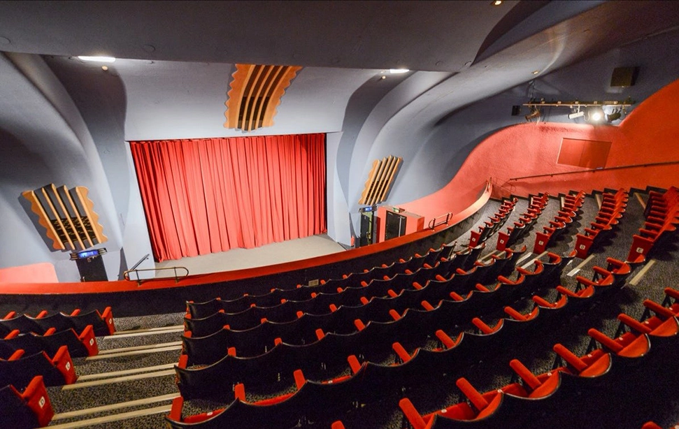 Screen Room - df1ce7f4-a652-4f05-8892-5372d9bebcdd.webp