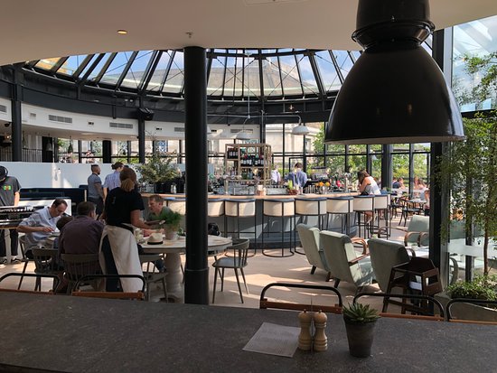 Modern event venue Table 601 with natural light and stylish furnishings for meetings.