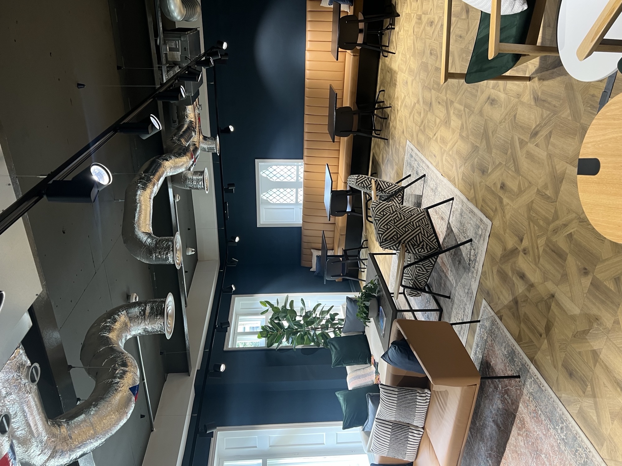 Modern event space with natural light, ideal for workshops and networking in Portland House.