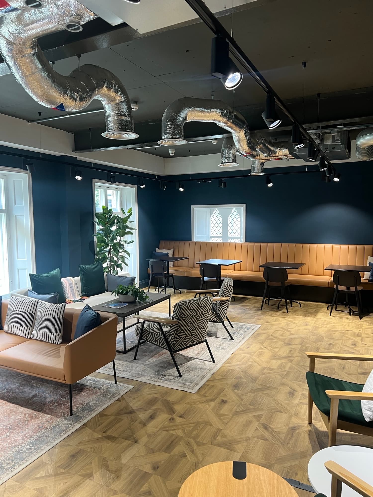 Modern meeting space with natural light for workshops and networking at Wizu Workspace.