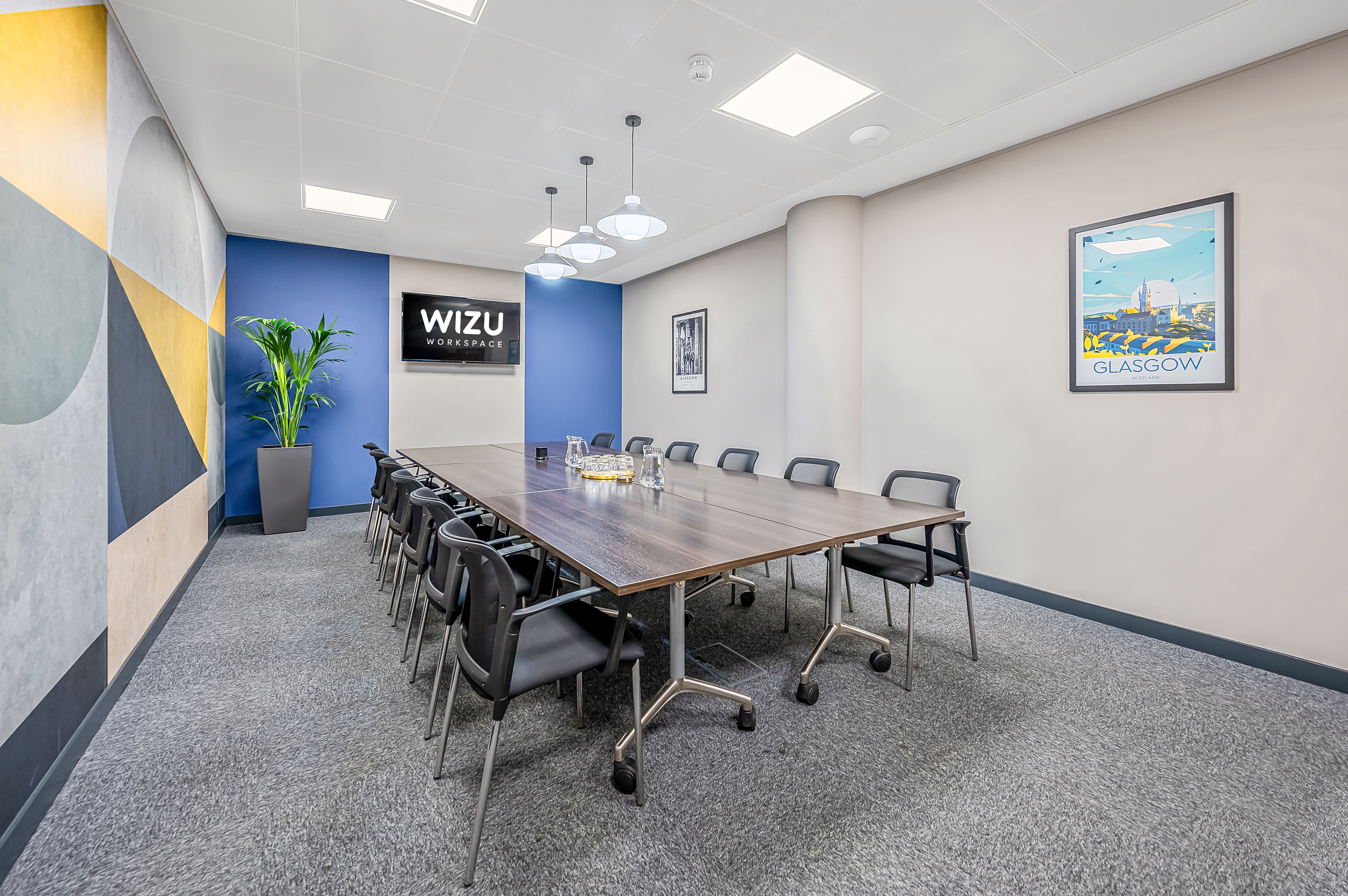 Modern meeting room with wooden table, ideal for workshops and strategic meetings.