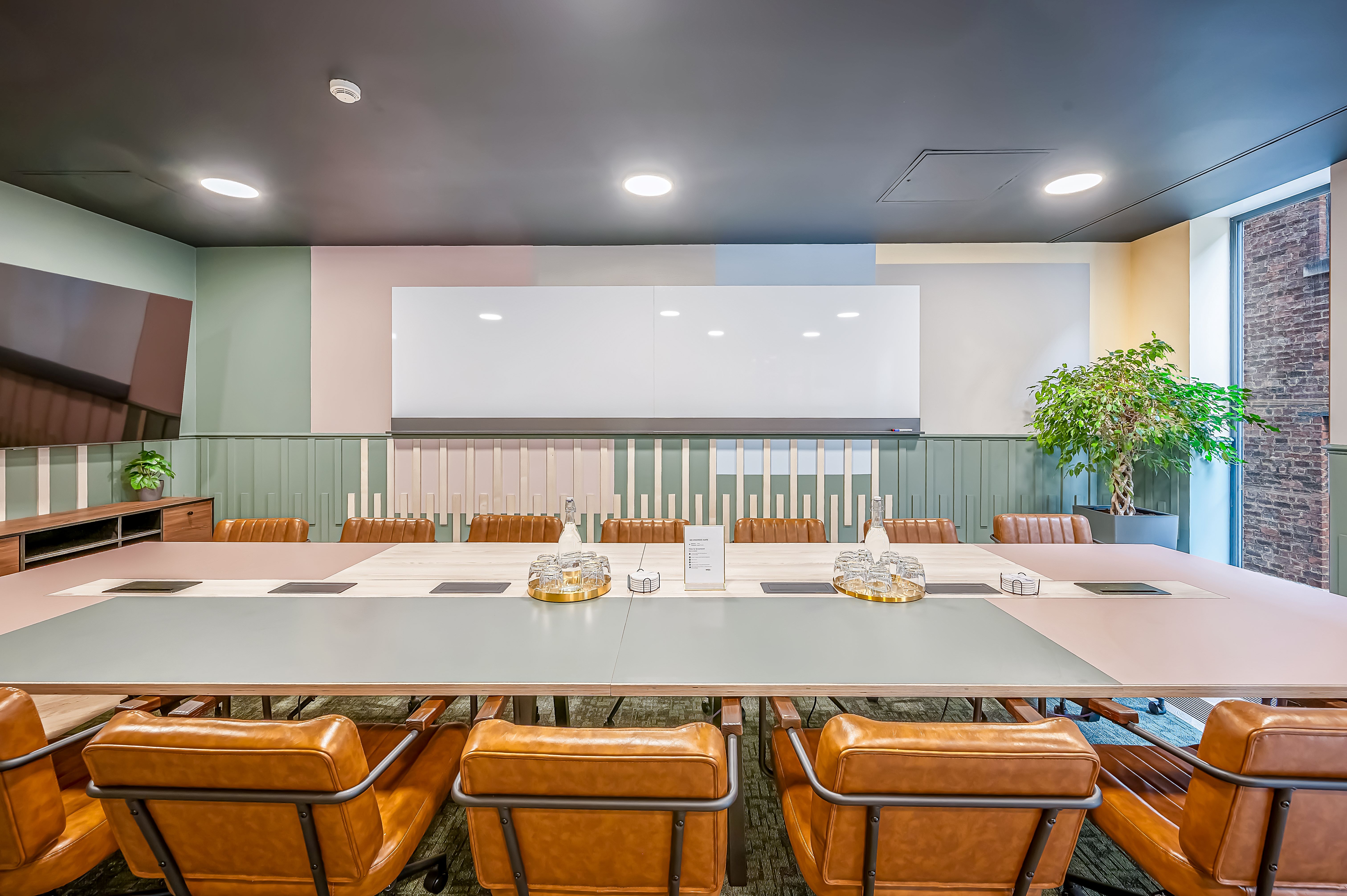 Modern meeting room in Wizu Workspace with large table, ideal for collaboration and brainstorming.