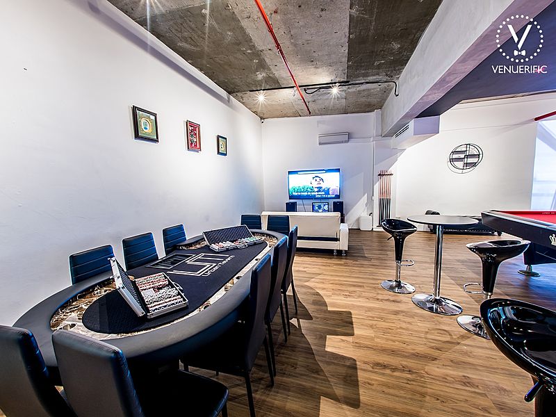 Urban Tavern Okio event space with poker table, ideal for gatherings and meetings.