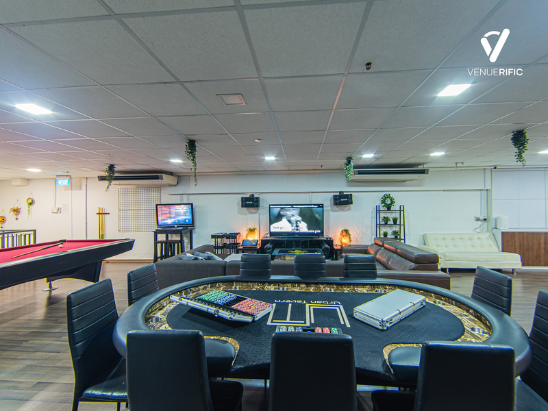 Urban Tavern Okio event space with poker table, ideal for corporate gatherings and leisure.