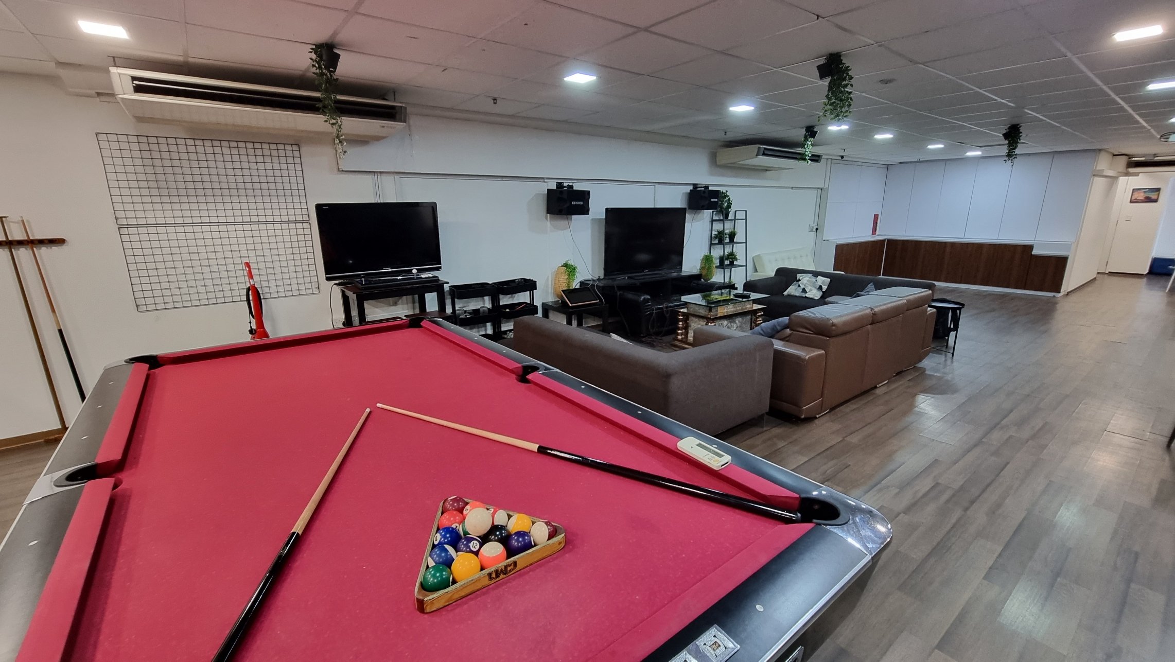 Urban Tavern Okio event space with pool table, ideal for team-building and social gatherings.