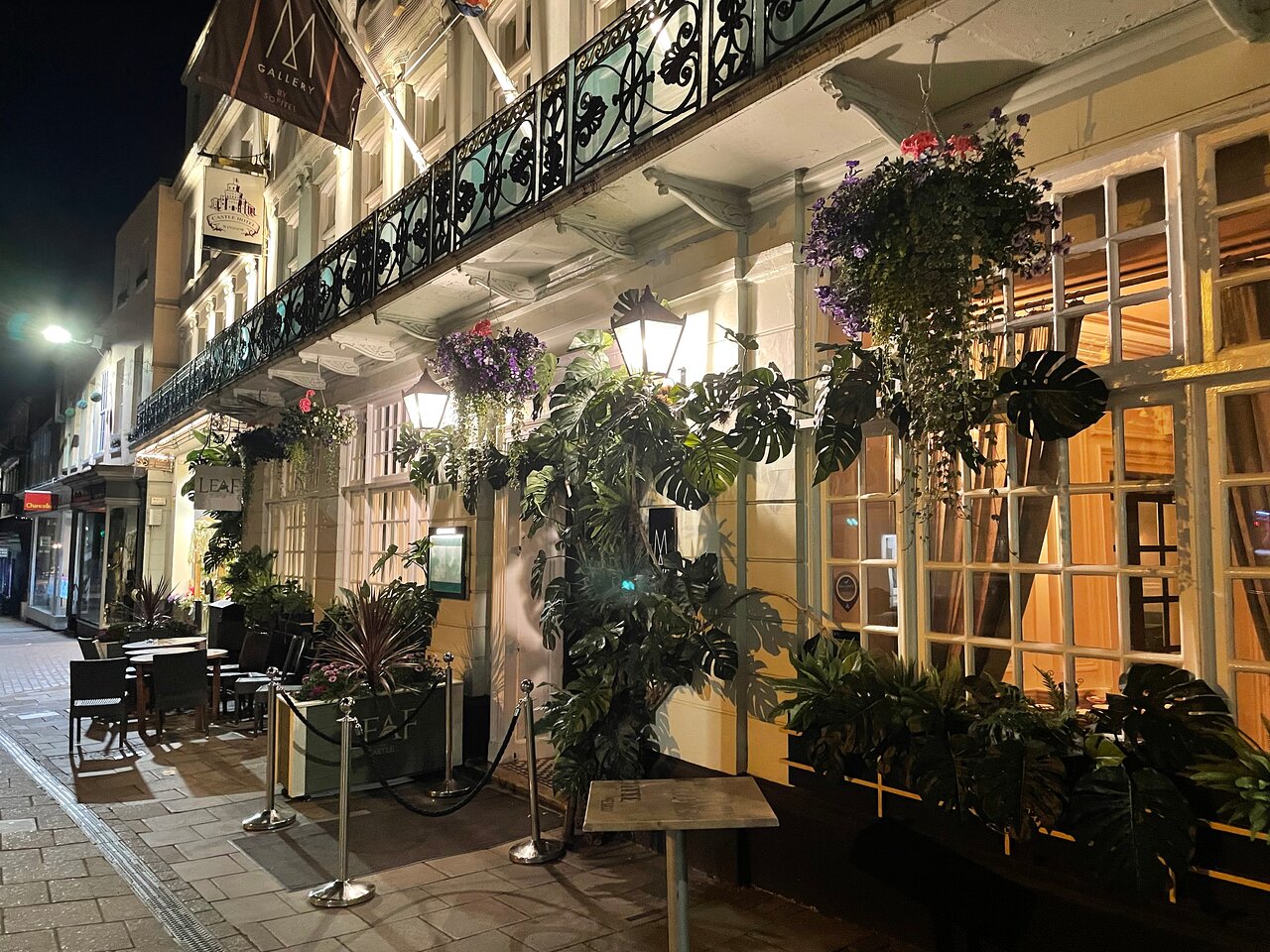 Charming Castle Hotel Windsor venue with lush greenery for intimate events and receptions.