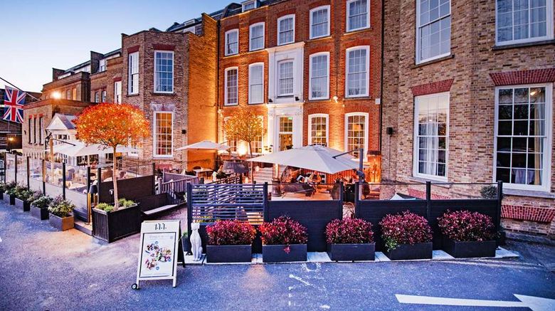 Charming outdoor restaurant venue in Richmond Hill Hotel for events with stylish seating.