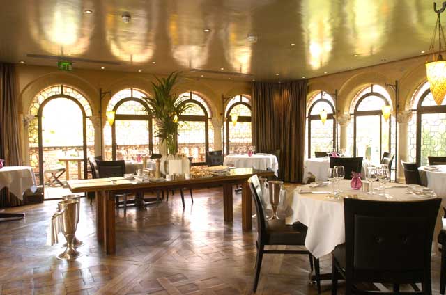 Elegant cafe in Holland Park, ideal for upscale events and intimate meetings.