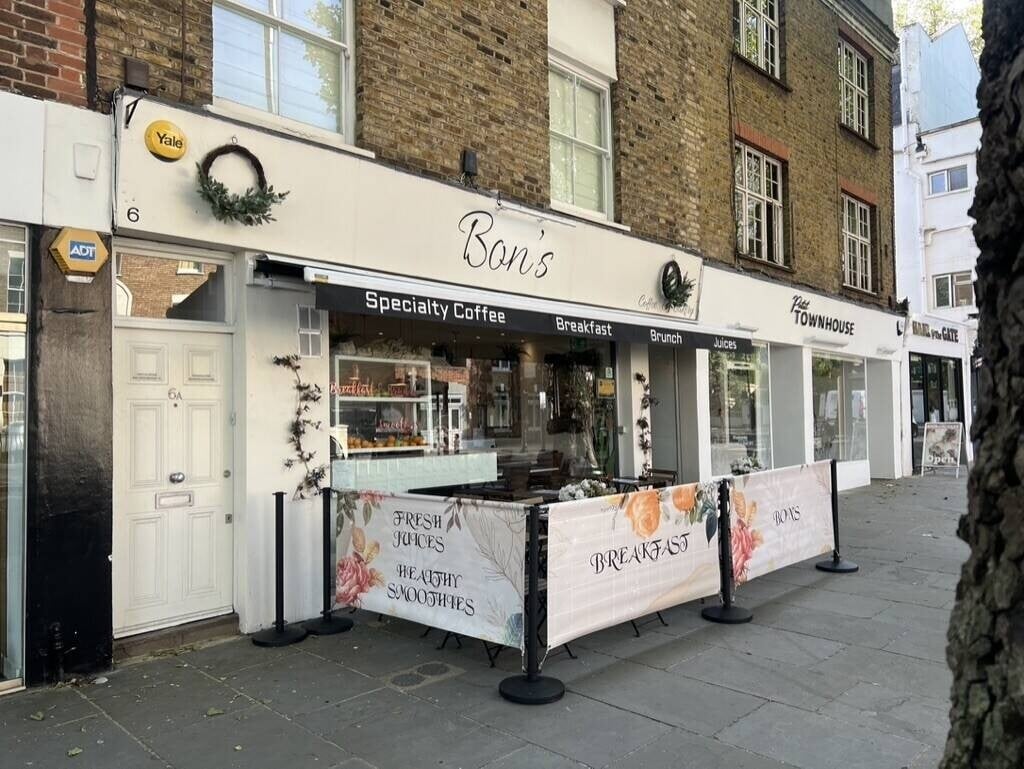 Charming Holland Park café with outdoor seating for brunch and networking events.