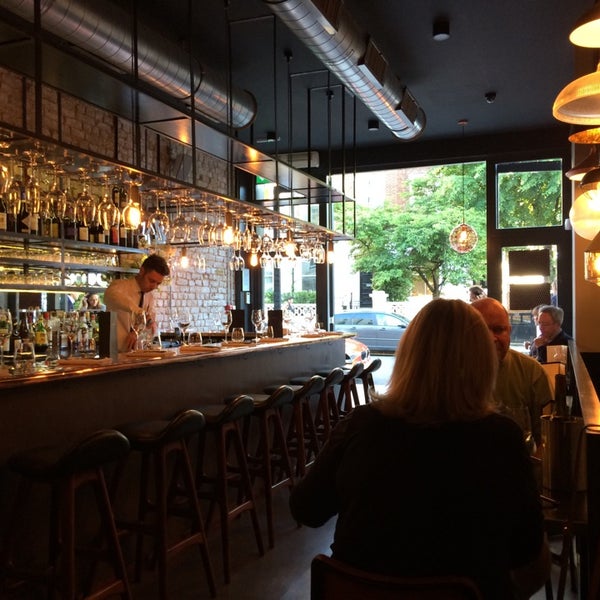 Stylish bar in Margaux with warm lighting, perfect for networking events and gatherings.