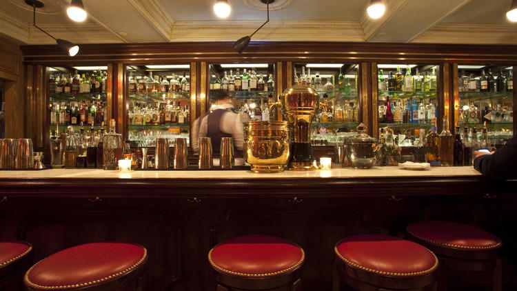 Elegant vintage bar in Margaux, perfect for networking events and cocktail receptions.