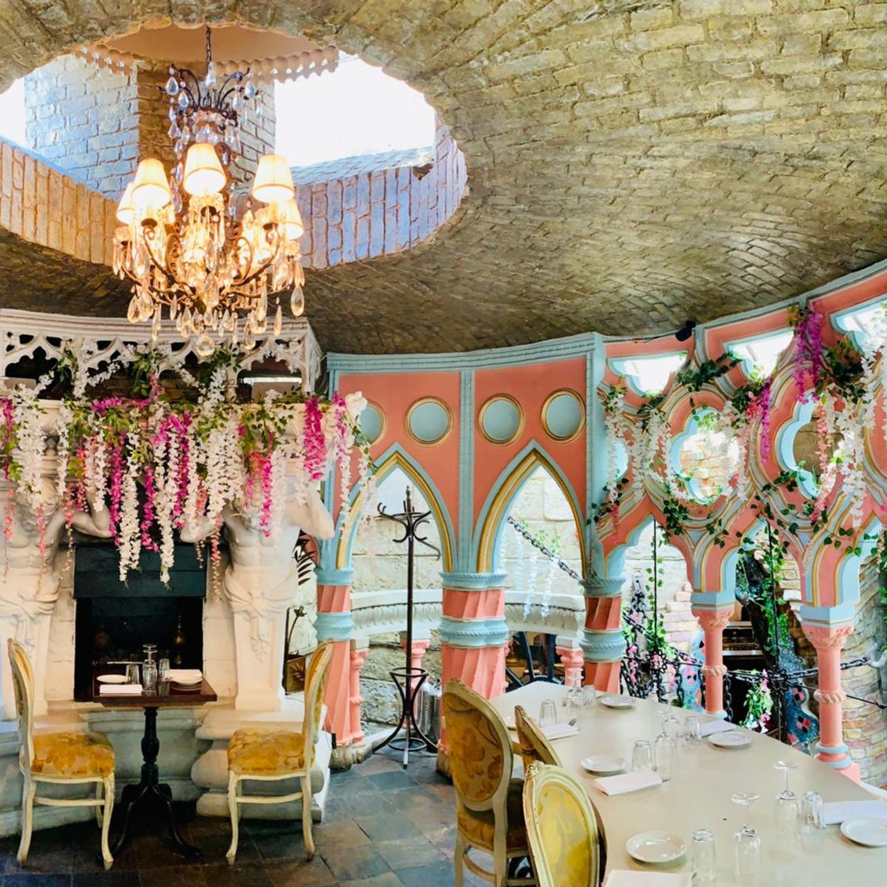 Elegant event space with chandelier, perfect for weddings and corporate events.