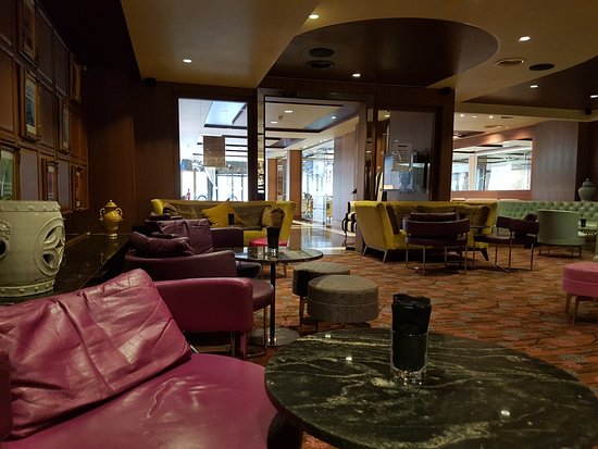 Stylish lounge bar at Hilton London Syon Park, ideal for networking events and meetings.