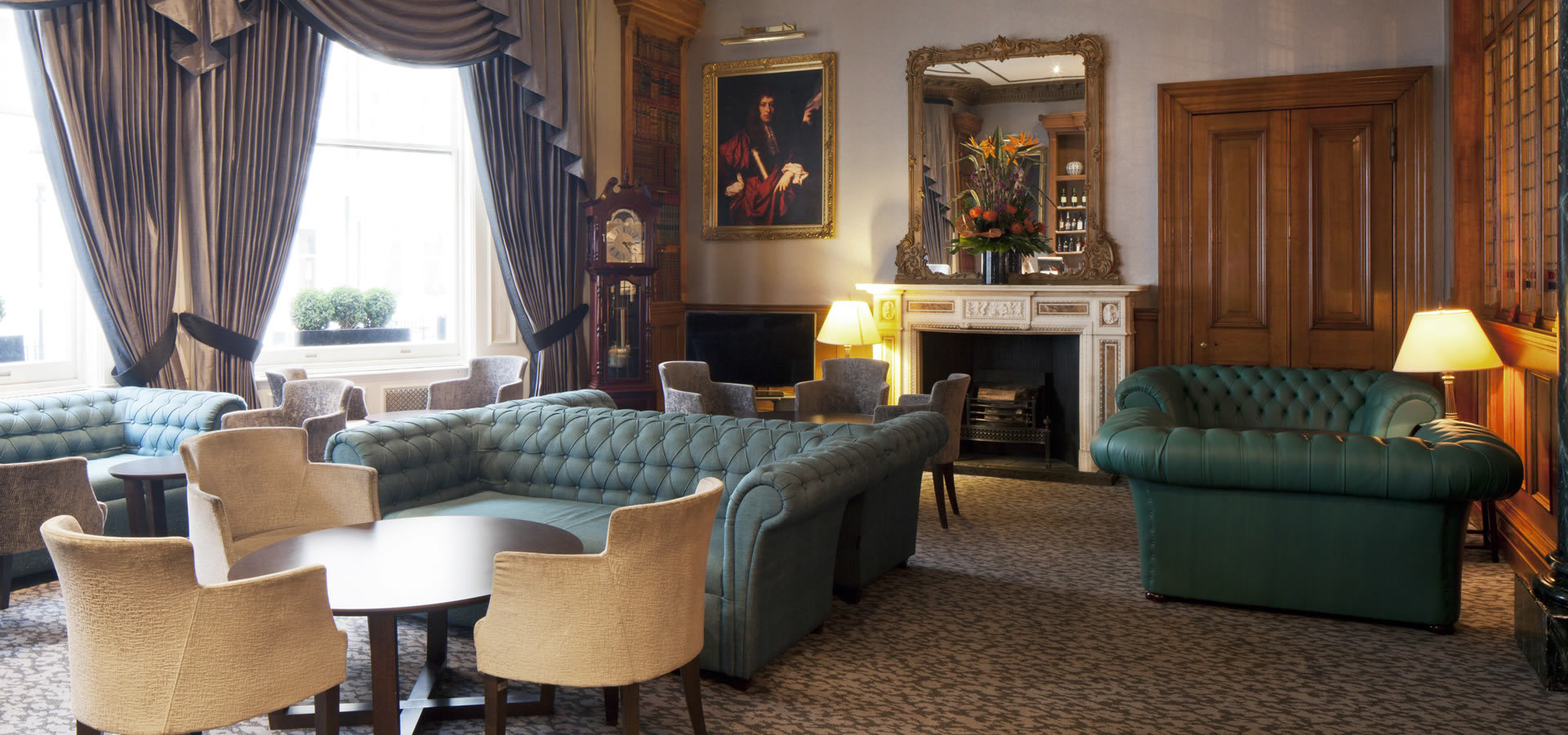 Sophisticated lounge at Gem Strathmore Hotel, ideal for networking events and meetings.