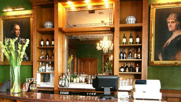 Sophisticated bar at Gem Strathmore Hotel, ideal for upscale receptions and gatherings.