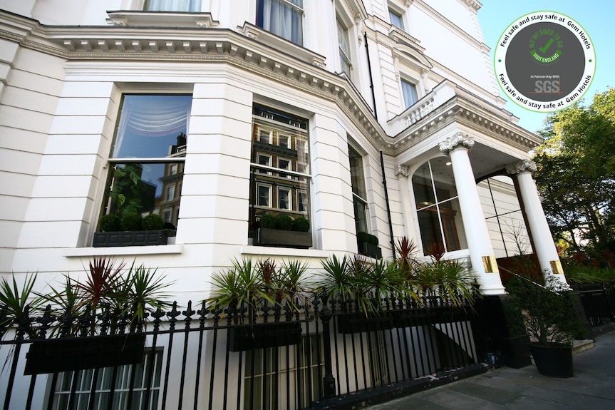 Sophisticated bar at Gem Strathmore Hotel, perfect for upscale meetings and events.