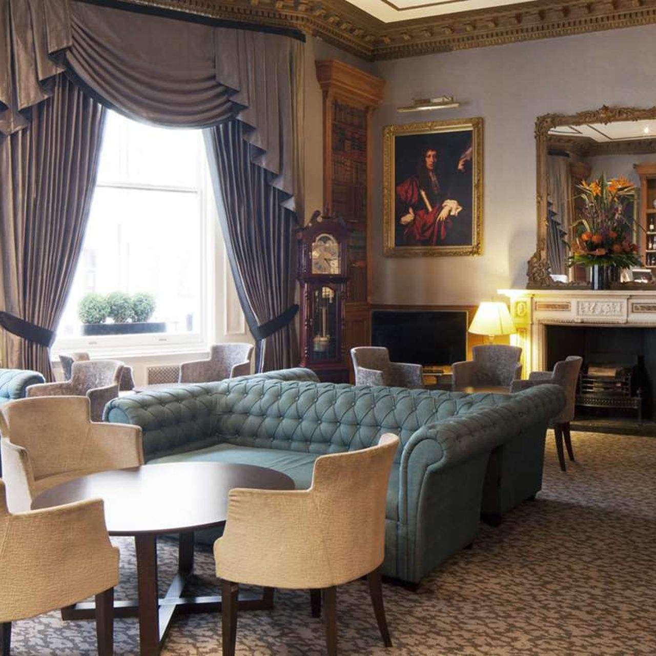 Sophisticated bar at Gem Strathmore Hotel, perfect for meetings and networking events.