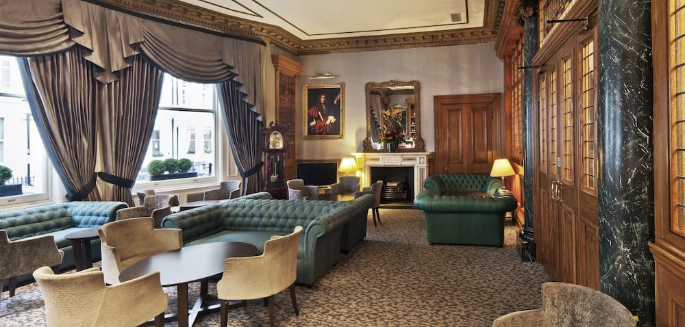 Elegant bar at Gem Strathmore Hotel, ideal for networking events and meetings.