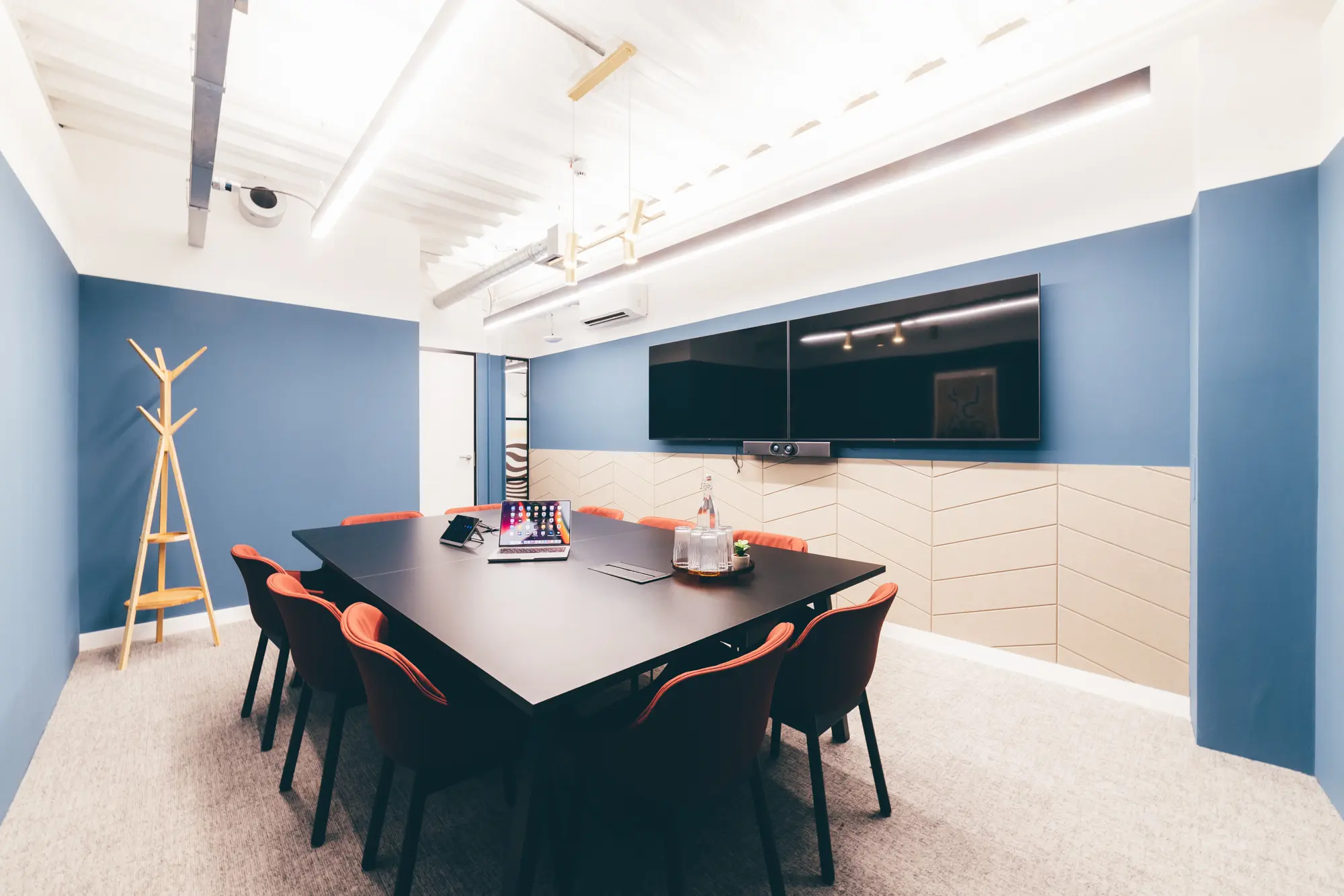 Modern meeting room with sleek black table, ideal for collaboration and presentations.