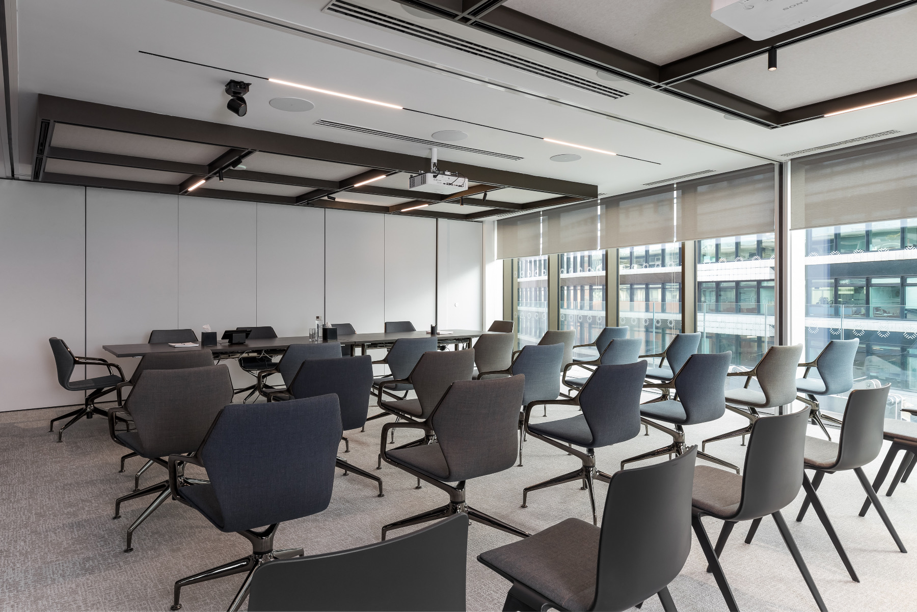 Modern meeting room with circular seating, ideal for workshops and presentations.